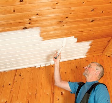 Maling af listeloft: Vi ruller rigeligt med grunder ud på et lille felt Maling af listeloft: Vi ruller rigeligt med grunder ud på et lille felt